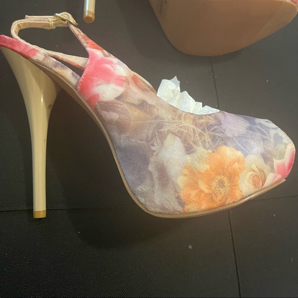 NWOT Venus Flowered Slingback Heels Size 10